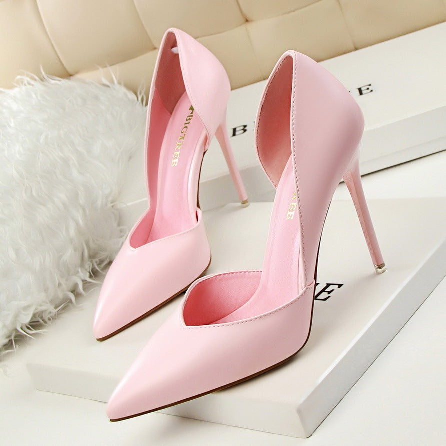 Shallow mouth pointed shoes