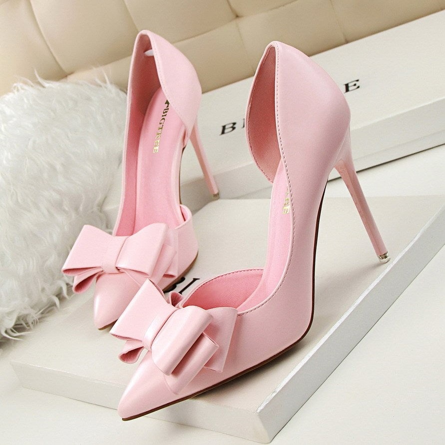 Shallow mouth pointed side hollow shoes