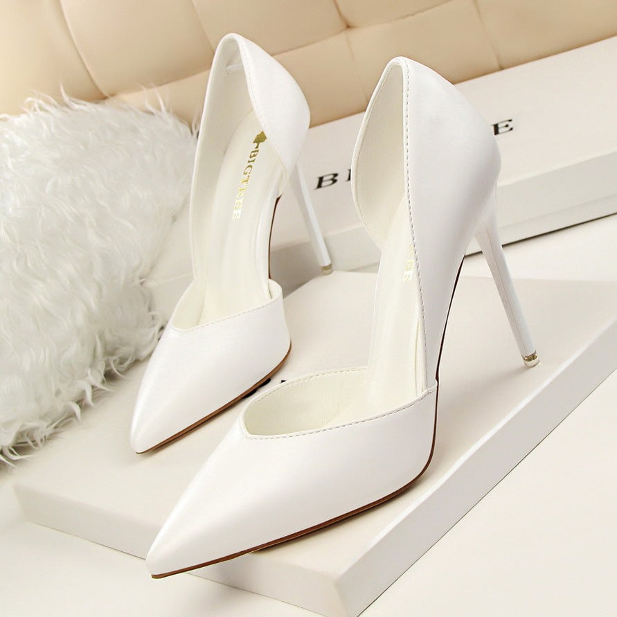 Shallow mouth pointed shoes