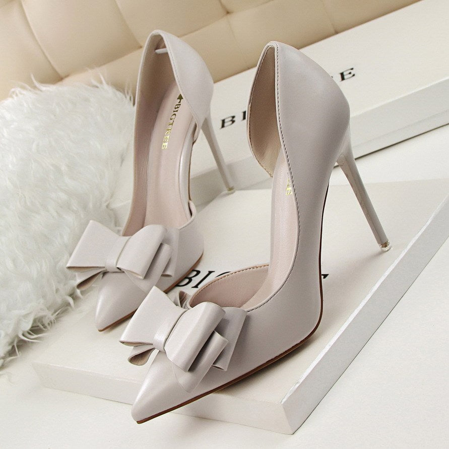 Shallow mouth pointed side hollow shoes