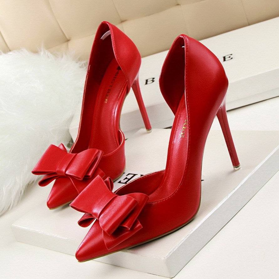 Shallow mouth pointed side hollow shoes